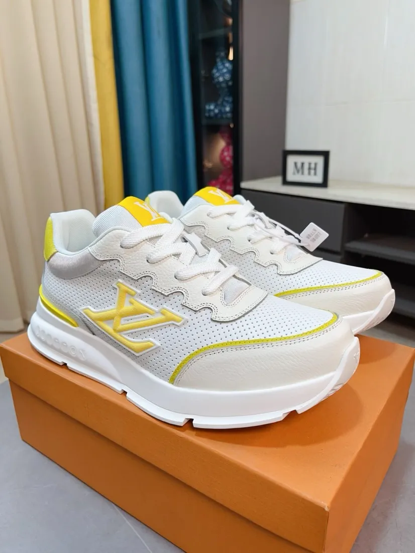 Ex-factory price 620🌸🌸[LV Classic] High version men's sports shoes are shipped. Lightweight thick-soled chubby bread shoes, super versatile models with multiple styles are coming! This sneaker is made of smooth cowhide punching and grained cowhide stitching to create an elegant design. Grained cowhide is stitched with technical mesh, and smooth cowhide and grained cowhide are combined in multiple styles. The color is classic and versatile, and it can be easily integrated into various styles. The eye-catching LV letters are marked on the side of the shoe, the tongue is decorated with LV embroidered letter web logo, the brand logo is screen-printed on the heel, and the lightweight rubber outsole is embellished with Vuitton's personalized logo. The fabric-lined foot pads make your feet fashionable, handsome and versatile! Comes with full original packaging! Size: 38-44,